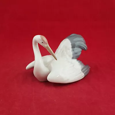 Buy Lladro - Nesting Crane 1599 - L/N 1452 • 140£