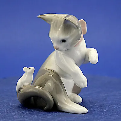 Buy Lladro Cat & Mouse #5236 Porcelain Figurine - 8.5cm/3.3  High • 17.99£