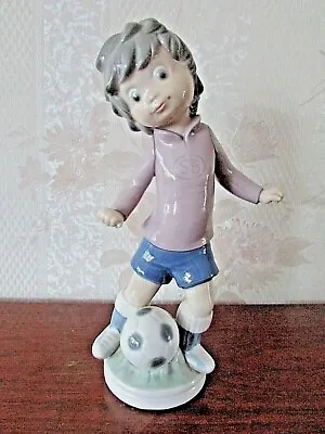 Buy LLADRO Figure Figurine Statue  Sport - Billy  Football Soccer, # 5135 • 112.63£
