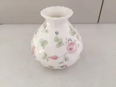 Buy Beautiful Vintage WEDGEWOOD Bone China Vase Rosehip 1991 • 6£