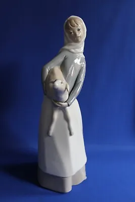 Buy Beautiful Lladro - Girl With Lamb - #4584 - 11 / 28cm - Retired Figurine C 1977 • 27.99£
