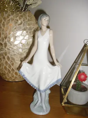 Buy Lladro/Nao Tall Figurine Elegant Lady. • 19.50£