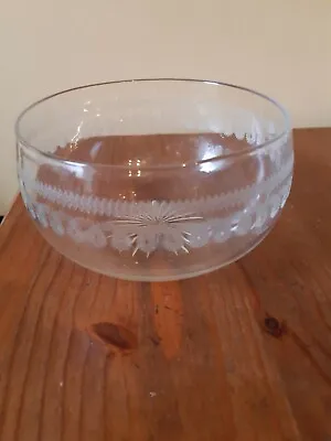 Buy Pretty Patterned Glass Bowl • 2.99£