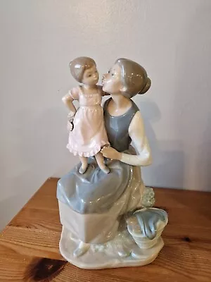 Buy 9.5  LLADRO NAO 1978 'The Pampering Mother & Child Daughter' • 29.34£