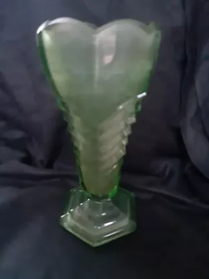 Buy ⚱Small 7inch High Davidson Chevron Green Clear Glass Pedestal Vase Art Deco  • 12£