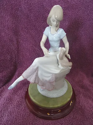 Buy Lladro Young Lady Figurine Picture Perfect #7612 With Base (No Parasol) • 29.95£