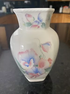 Buy Aynsley Little Sweetheart Hexagonal Bone China Bud Vase • 3£