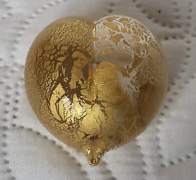 Buy Beautiful Small Isle Of Wight Valentine Gold Glass Heart Paperweight  • 30£
