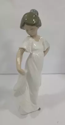 Buy Lladro Nao 'How Pretty' 1110 Porcelain Lady Figurine • 5.50£