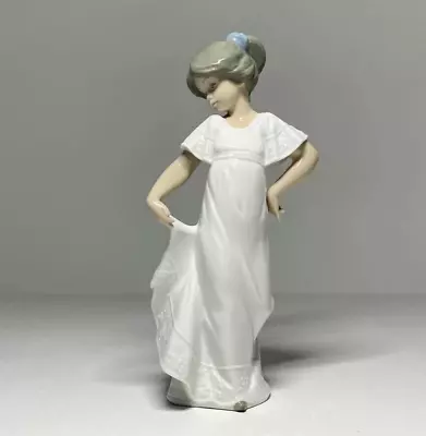 Buy NAO By Lladro ~  How Pretty   1110 Figurine NEAR MINT CONDITION 1989 RETIRED • 24.99£
