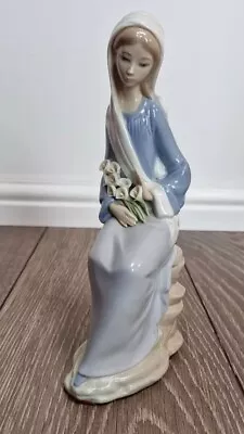 Buy Lladro Vintage Spanish Porcelain Figurine 'Girl With Lilies Sitting #4972 • 14.99£