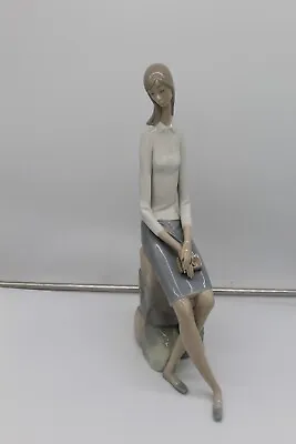 Buy Lladro Student Girl Sitting On Rock W Book Porcelain Figurine 16 3/4  Matte 4518 • 181.53£