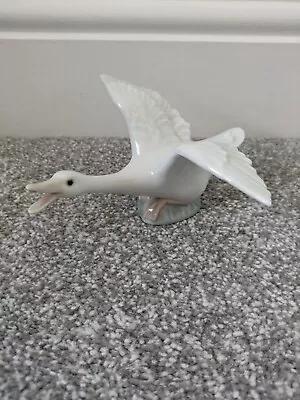 Buy LLadro Figure Of A Swan Wings Spread • 15£