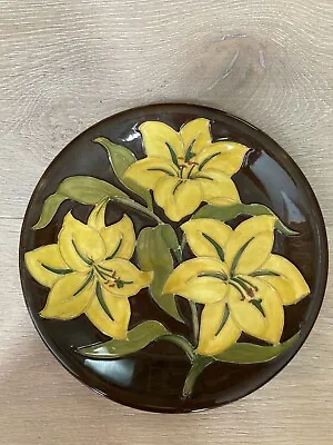 Buy Moorcroft Bermuda Yellow Lily Plate • 105£