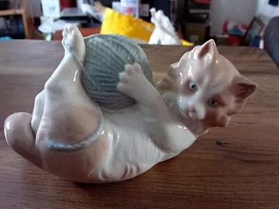 Buy Vintage Lladro Nao Cat / Kitten Playing With Ball Of Wool • 5.99£