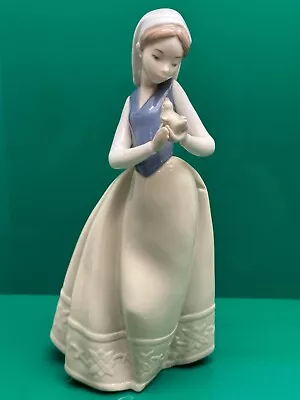 Buy Nao Lladro, Feathered Friend, Lady Holding Chick, No. 1264 / 1996, Porcelain • 24.99£