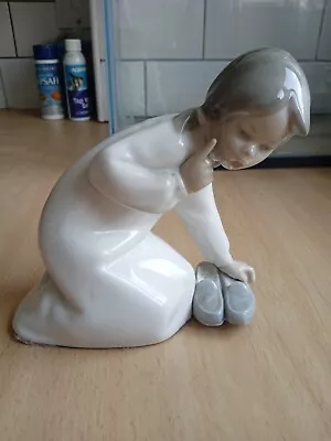 Buy LLADRO LITTLE GIRL WITH SLIPPERS 1969-93 PORCELAIN FIGURINE  4523GLladro • 10£