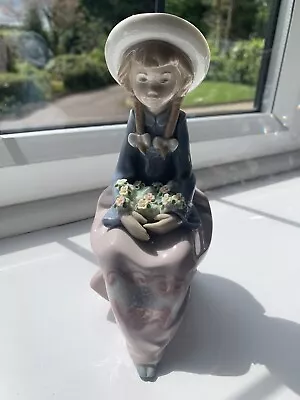Buy Lladro Figurine - Girl With Flowers Item 5554 • 99£