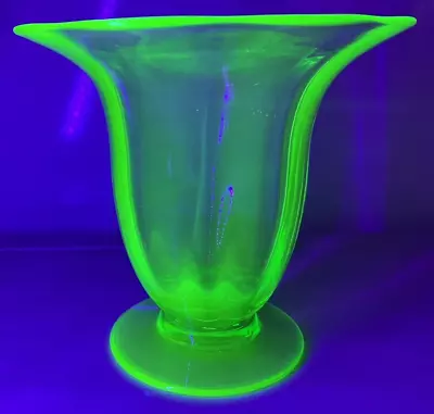 Buy Thomas Webb Uranium Glass - Posey Vase • 24£