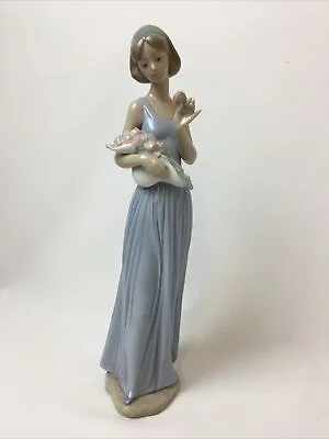 Buy Nao Lladro Figurine Daisa 1999 Girl With Flowers Roses 13'' (ED) • 24.99£