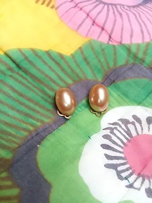 Buy VINTAGE 1950s FAUX PEARL CLIP ON EARRINGS. Oval. Sustainable. Gift Wrapped. • 10£