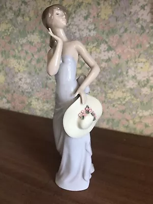 Buy Lladro - Coquette - Lady Holding Hat - 5599 • 50£
