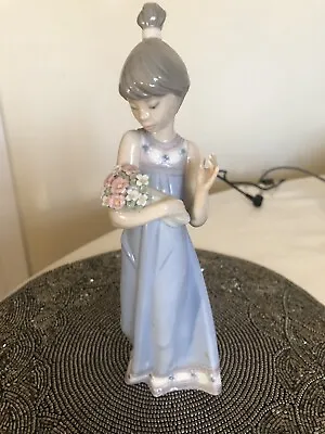 Buy Lladro # 5604 Figurine - Woman / Girl With Flowers • 22.99£