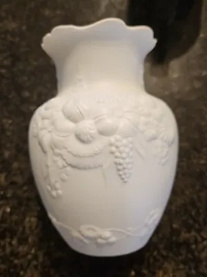 Buy Beautiful Vintage Kaiser White Harvest Fluted Porcelain Bisque Vase Signed  • 5£