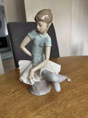 Buy Lladro Ballerina Sitting • 25£