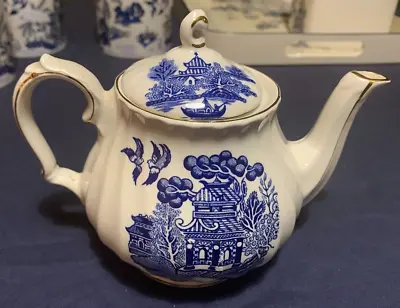 Buy Sadler Blue Willow Teapot (small) • 9£