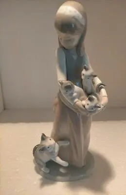 Buy Lladro Following Her Cats • 209.43£
