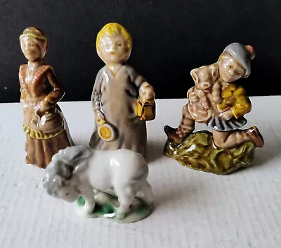 Buy Wade Ceramics We Have 3 Figures And One Horse-2 Figures 3  And 1 -2 And Half Inc • 5.50£