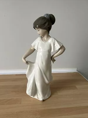 Buy Lladro Nao 'How Pretty' 1110 Porcelain Lady Figurine • 10£