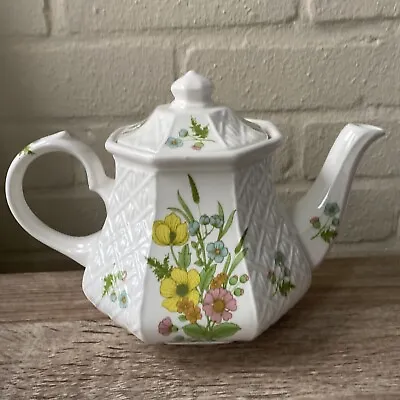 Buy Sadler England Teapot -  Floral Patterned Vintage (2 Pint) • 12£