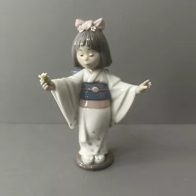 Buy Lladro Girl Holding Flower Figurine Glazer Japanese Geisha 6152 Vintage • 94.95£