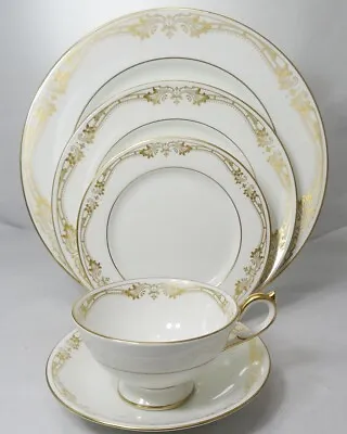 Buy CHELSEA GOLD Aynsley 5 Piece Place Setting NEW NEVER USED Made In England • 123.28£