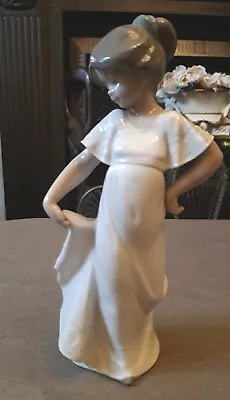 Buy Nao Lladro' Figurine, How Pretty (#1110)  • 28£