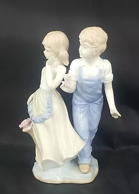 Buy Capodimonte Figurine Lovers Boy Presenting Flower To A Girl • 75£