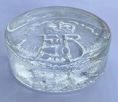 Buy Dartington Glass Paperweight Queen Elizabeth II Silver Jubilee 1977 • 2£
