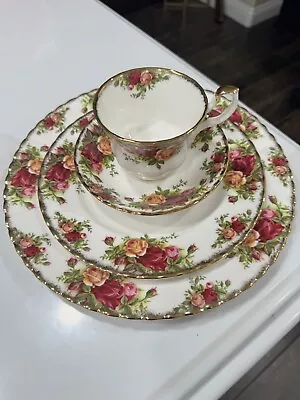 Buy Royal Albert Old Country Roses 16-Piece Place Setting • 335.66£