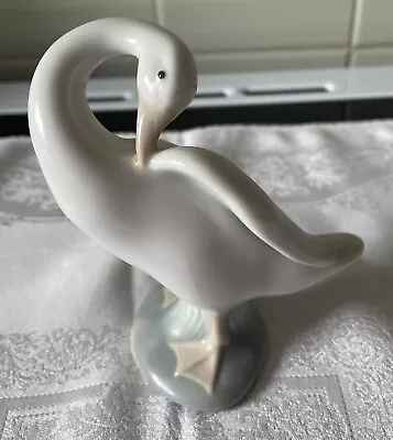 Buy Lladro Preening Swan - Hand Made In Spain. 5 Ins Tall. VGC • 10£