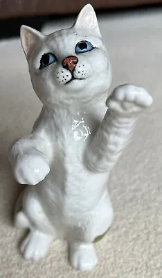 Buy Beswick - No. 1883 - White Persian Cat - On Hind Legs - Very Good Condition • 45£