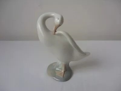 Buy Lladro  Preening Goose Figurine • 6£