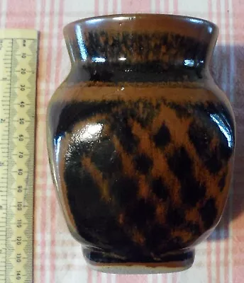 Buy Nic Harrison Faceted Pottery Vase In Black To Rust Glaze -  Leach Tradition  • 15£