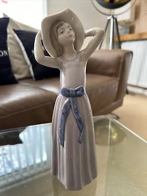 Buy Lladro Lady TRYING ON A STRAW HAT Figurine  1978 #5011 Spain Daisa • 18£