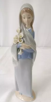 Buy Lladro Woman Figurine With Flowers • 15£