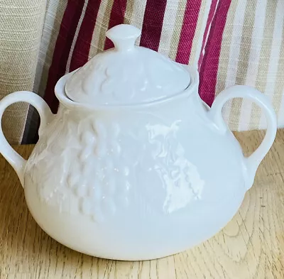 Buy WEDGWOOD WEDGEWOOD STRAWBERRY & VINE COVERED SUGAR BOWL Excellent Condition • 16.49£