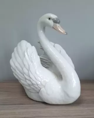 Buy Lladro Porcelain 'Swan With Wings Spread' Figure #5231 • 16£