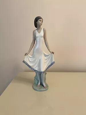 Buy NAO By LLADRO DAISA 1995 Lady Holding Skirt • 30£