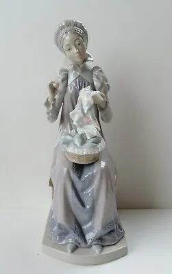 Buy Lladro 5126 Figurine Sewing A Trousseau / Medieval Lady Embroidering  • 245£